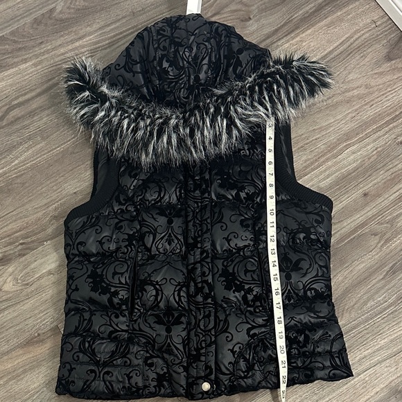 Daytrip Black Floral Women's Vest with Fur Trim - Picture 11 of 12